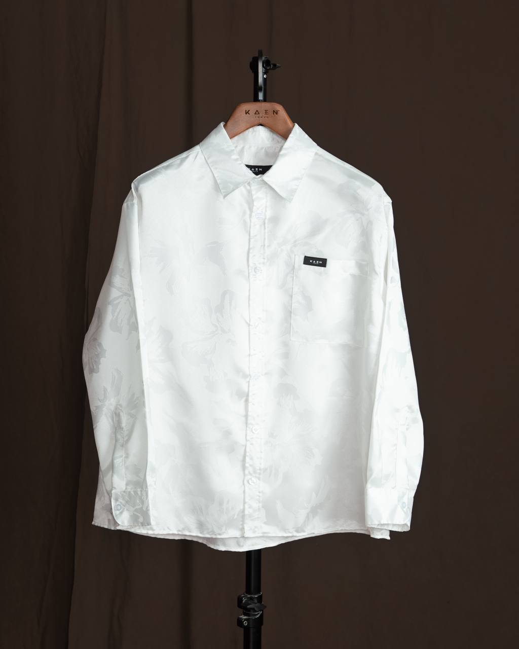 מכופתרת לבנה חריטת פרח