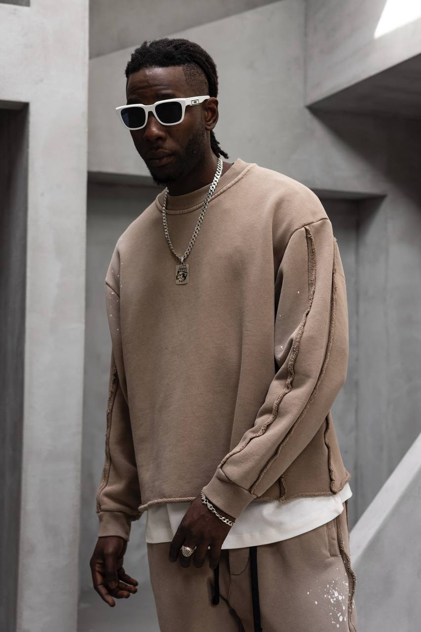 חליפת טרנינג חום בהיר