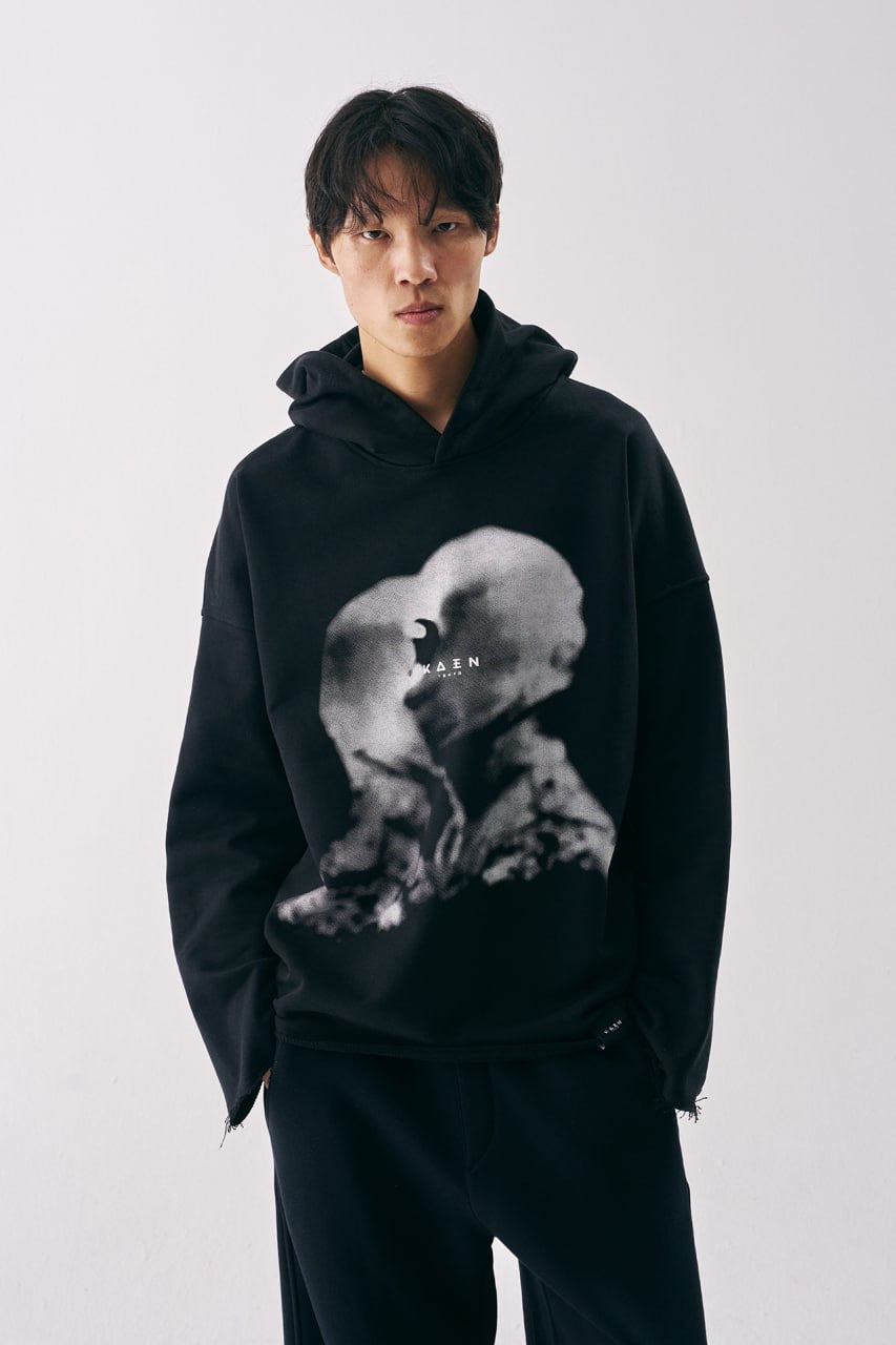 קפוצ׳ון שחור איור לבן קידמי