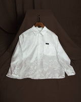 מכופתרת לבנה חריטת פרח