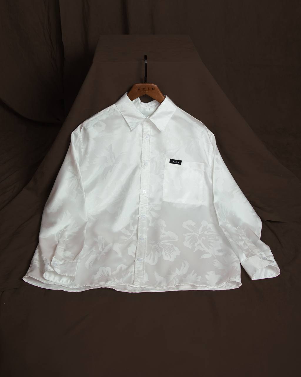 מכופתרת לבנה חריטת פרח